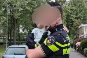 Hollanda'nın Utrecht kentinde annesinin arabasının anahtarlarını alarak aracı kullanan 4