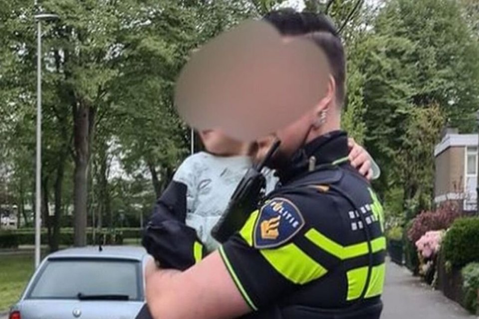 Hollanda'nın Utrecht kentinde annesinin arabasının anahtarlarını alarak aracı kullanan 4