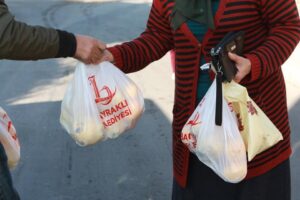 Koronavirüs salgınıyla mücadelede büyük bir dayanışma ağı geliştiren Bayraklı Belediyesi,