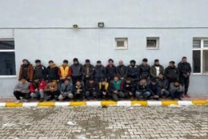 Van'da jandarma ekiplerince d&uuml;zenlenen operasyonda 410 ka&ccedil;ak g&ouml;&ccedil;men ile 6