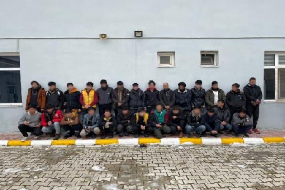 Van'da jandarma ekiplerince d&uuml;zenlenen operasyonda 410 ka&ccedil;ak g&ouml;&ccedil;men ile 6