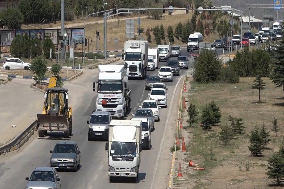 Ulaşımda 43 ilin ge&ccedil;iş g&uuml;zergahındaki 'kilit kavşak' Kırıkkale'de, arife g&uuml;n&uuml;nde
