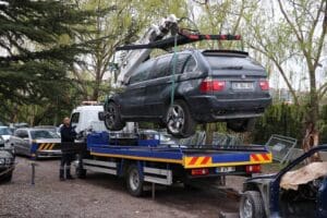 Yurda ka&ccedil;ak getirdikleri ara&ccedil;ları motor ve şasi numaralarını değiştirerek satmakla