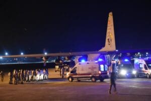 Kahramanmaraş merkezli 7.7 ve 7.6 b&uuml;y&uuml;kl&uuml;ğ&uuml;ndeki depremin vurduğu&nbsp;Adıyaman'dan askeri u&ccedil;akla