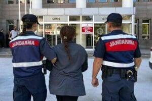 Aydın'ın Kuşadası il&ccedil;esinde&nbsp;jandarma, haklarında &ccedil;eşitli su&ccedil;lardan kesinleşmiş hapis cezası bulunan
