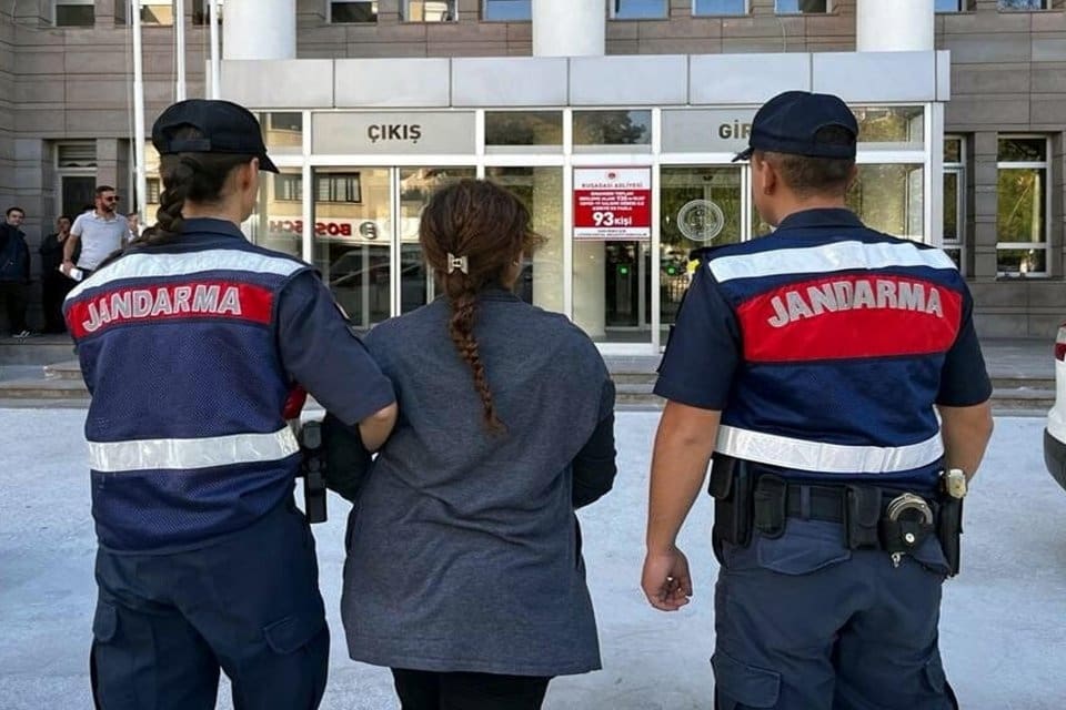Aydın'ın Kuşadası il&ccedil;esinde&nbsp;jandarma, haklarında &ccedil;eşitli su&ccedil;lardan kesinleşmiş hapis cezası bulunan