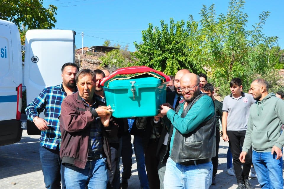 Manisa'nın Şehzadeler il&ccedil;esinde, kendisini ka&ccedil;ırmaya &ccedil;alışan direksiyon eğitmeni &Ouml;nder Laf&ccedil;ı