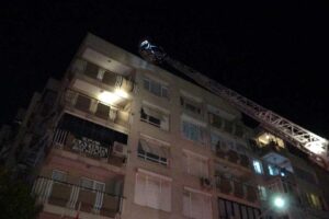 İzmir'in Konak ilçesinde, 5 katlı binanın çatı katında yangın çıktı.