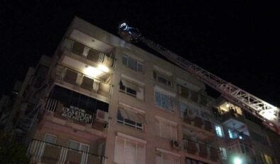 5 katlı binanın çatısında yangın çıktı; duman maçı da etkiledi