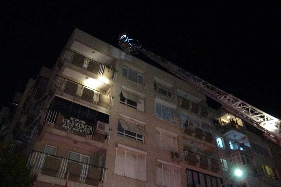İzmir'in Konak il&ccedil;esinde, 5 katlı binanın &ccedil;atı katında yangın &ccedil;ıktı.