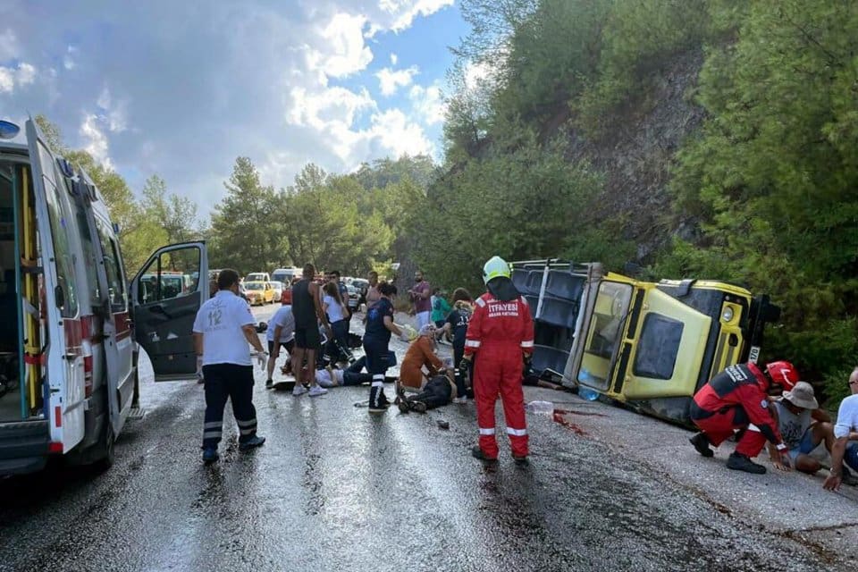&nbsp; ​MUĞLA'nın Marmaris il&ccedil;esinde yağış nedeniyle kayganlaşan yolda Irak uyruklu