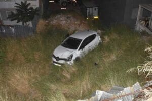 İzmir'in Konak il&ccedil;esinde s&uuml;r&uuml;c&uuml;s&uuml;n&uuml;n direksiyon hakimiyetini kaybettiği otomobil yoldan &ccedil;ıkarak