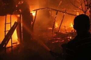 İzmir'in Bergama ilçesinde bir apartmanın 3'üncü katındaki dairede çıkan yangında