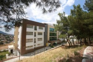Karabağlar Belediyesi tarafından 5 yıldızlı otel standartlarında yaptırılan Atat&uuml;rk Y&uuml;ksek&ouml;ğrenim
