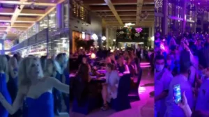 Antalya'daki 5 yıldızlı otelde, koronavir&uuml;s kısıtlamalarına rağmen yemekli gala gecesi
