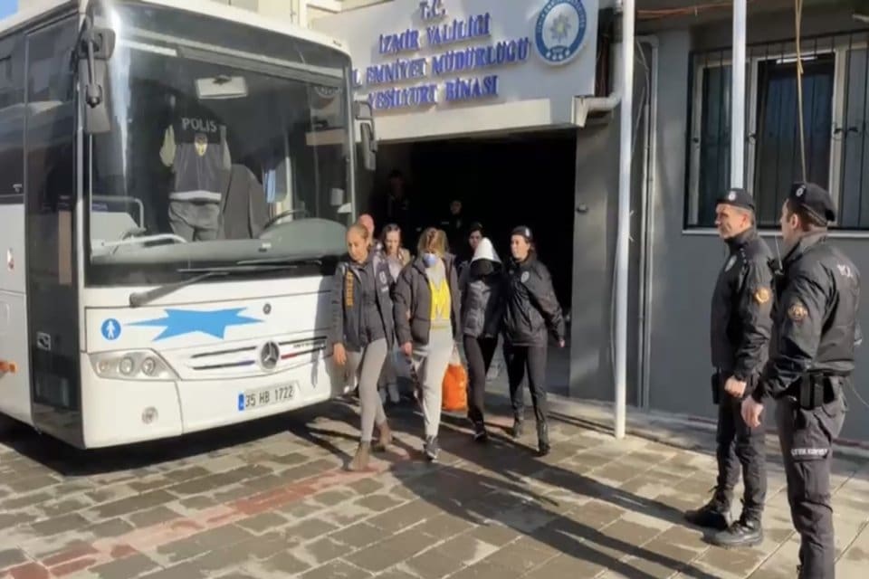 İzmir merkezli 17 ilde, &uuml;nl&uuml; kripto varlık borsalarının internet sitelerini