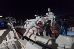 İzmir'in Çeşme ilçesinde, Yunan unsurlarınca Türk kara sularına geri itilen