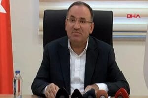 Adalet Bakanı Bekir Bozdağ, deprem b&ouml;lgesindeki 75 yağma olayı ile