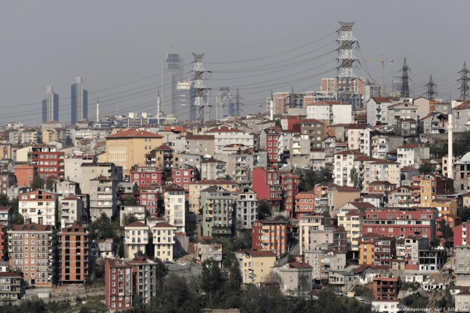 Mevcut binaların y&uuml;zde 70&rsquo;inin 1999 &ouml;ncesi inşa edildiği İstanbul&rsquo;da riskli