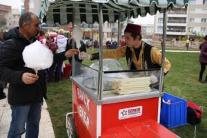 T&uuml;rkiye'de ilk kez İzmir'de kurulan Seyyar Esnaf ve Sanatkarlar Meclisi,