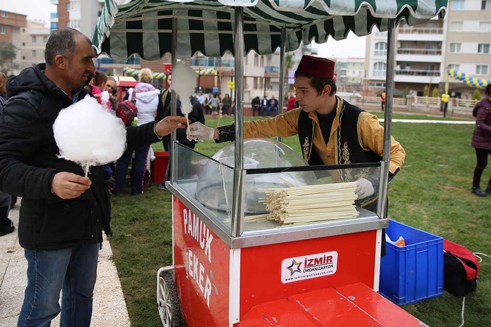 T&uuml;rkiye'de ilk kez İzmir'de kurulan Seyyar Esnaf ve Sanatkarlar Meclisi,