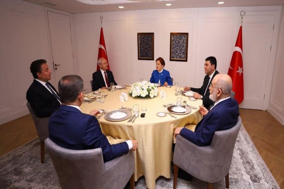 Liderler 5. kez bir araya gelecek. Masada gündemin, Anayasa, seçim