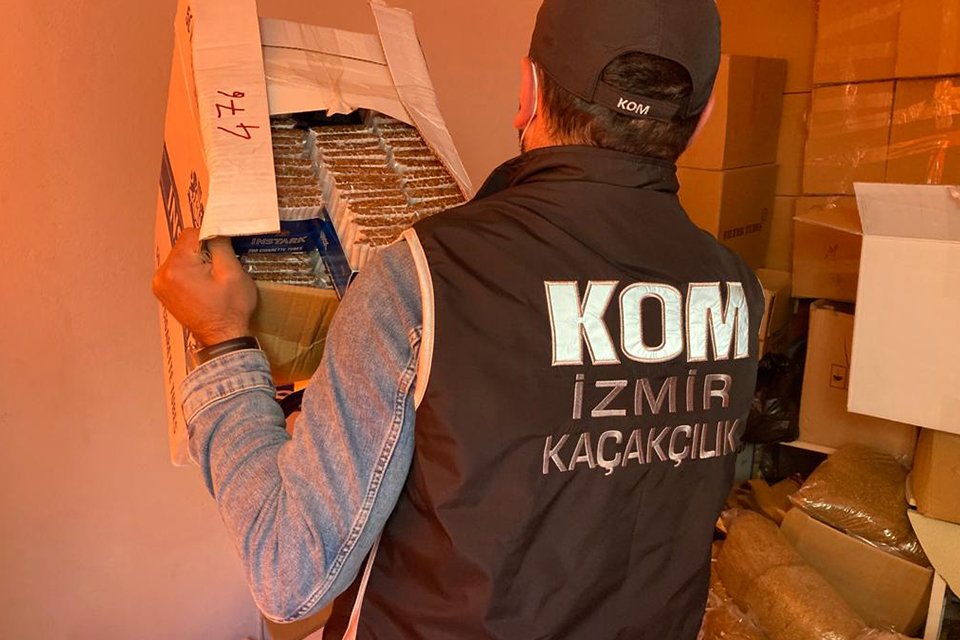 İzmir'in Konak ilçesinde, bir depoya polis ekiplerince yapılan baskında piyasa