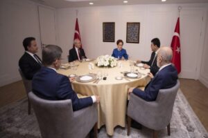 Altı siyasi partinin genel başkanı tarafından gerçekleştirilen dördüncü toplantı Gelecek