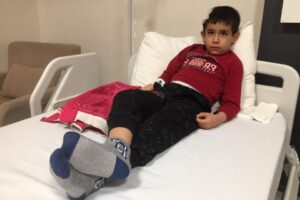 Manisa'nın Alaşehir ilçesinde, parkta oyun oynayan 6 yaşındaki Eymen Dikilitaş'ın
