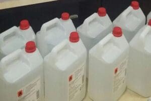 İzmir'in Buca il&ccedil;esinde, polis ekiplerince otomobilde yapılan aramada, plastik bidonlarda