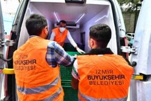 İzmir B&uuml;y&uuml;kşehir Belediyesi ekipleri ihtiya&ccedil; sahibi yurttaşlar i&ccedil;in iftar yemeği