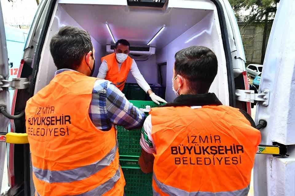 İzmir B&uuml;y&uuml;kşehir Belediyesi ekipleri ihtiya&ccedil; sahibi yurttaşlar i&ccedil;in iftar yemeği