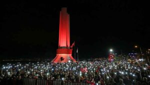 Yüreği vatan sevgisiyle atan binlerce yurttaş, yürüyüş boyunca taşıdıkları Türk