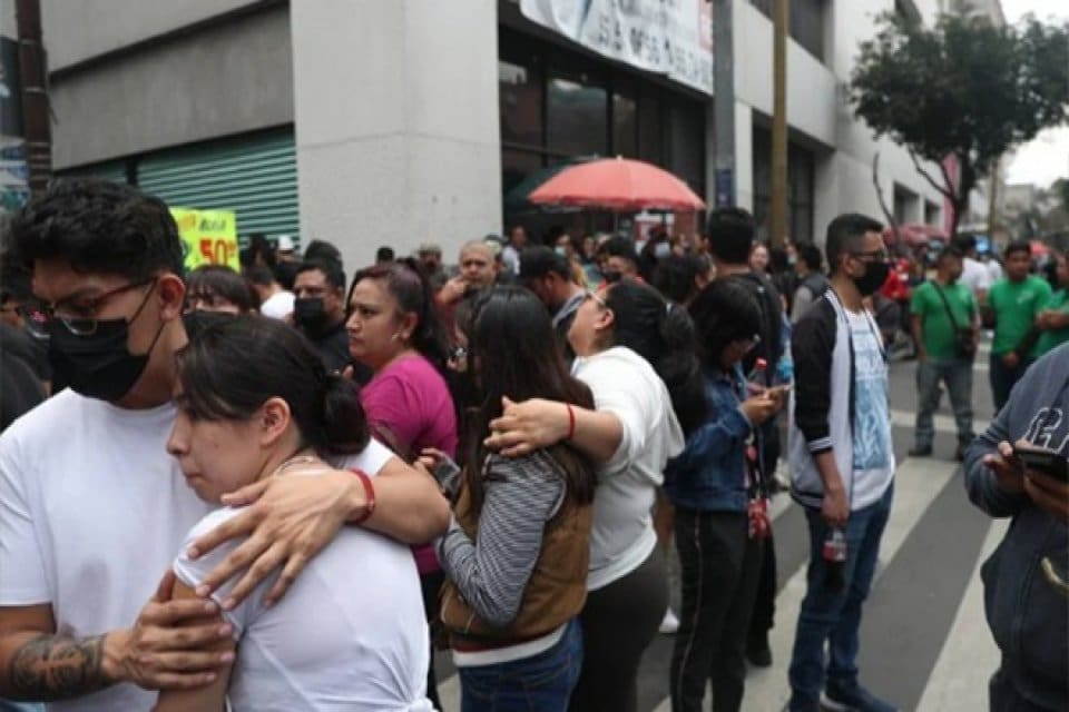 Meksika'nın Michoacan eyaletinde 7,6 b&uuml;y&uuml;kl&uuml;ğ&uuml;nde deprem meydana geldi. Deprem nedeniyle