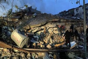 Kahramanmaraş'ta sabah saat 04.17'de 7,7; saat 13.24'te 7,6 b&uuml;y&uuml;kl&uuml;ğ&uuml;nde iki
