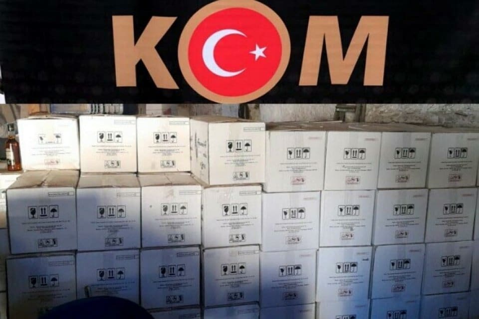 Muğla'nın Yatağan il&ccedil;esinde polisin d&uuml;zenlediği operasyonda 7 bin 880 şişe