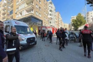 Şanlıurfa'nın Bah&ccedil;elievler mahallesinde 7 katlı binanın girişindeki işyerinde doğalgaz patlaması