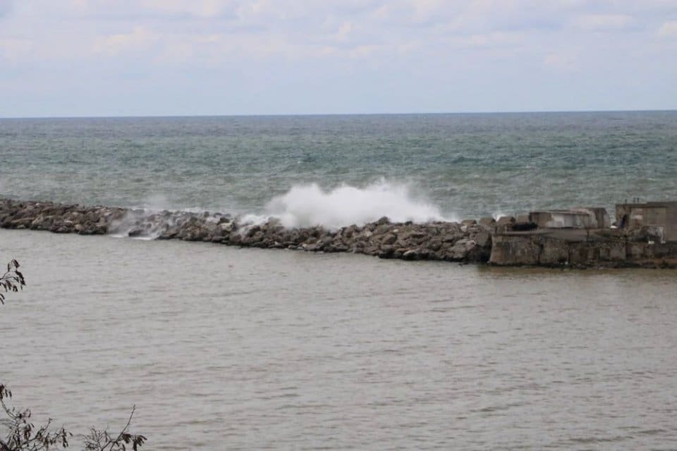 Zonguldak&rsquo;ta yağmurla birlikte r&uuml;zgar etkili olurken, kıyıda 7 metreyi ge&ccedil;en