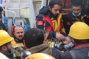 Diyarbakır'da depremde yıkılan binanın enkazından, arama kurtarma &ccedil;alışmaları sonucu yaklaşık