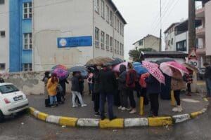 İzmir'in Buca il&ccedil;esinde, bir ilkokula dışarıdan gelen 18 yaşından k&uuml;&ccedil;&uuml;k