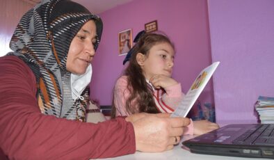 7 yaşındaki kızıyla birlikte EBA'da 'okuma- yazma' öğrendi