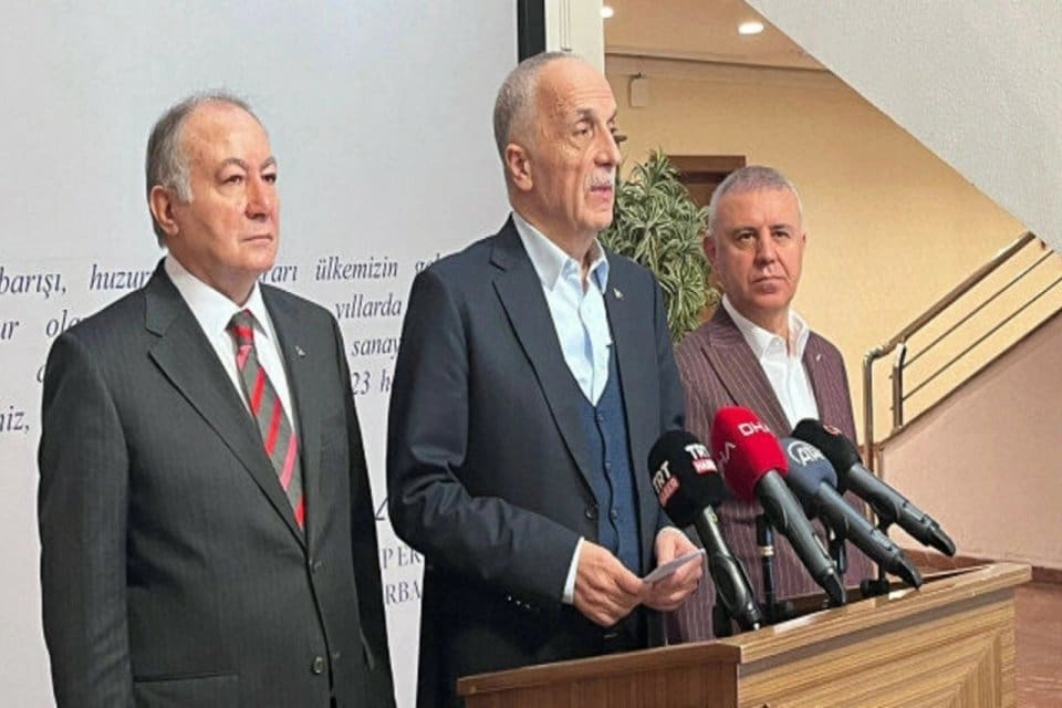 T&Uuml;RK-İş Genel Başkanı Erg&uuml;n Atalay, "700 bin kamu iş&ccedil;isiyle ilgili