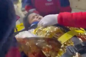 Deprem bölgesinden mucize haberler gelmeye devam ediyor. Enkaz altında geçen