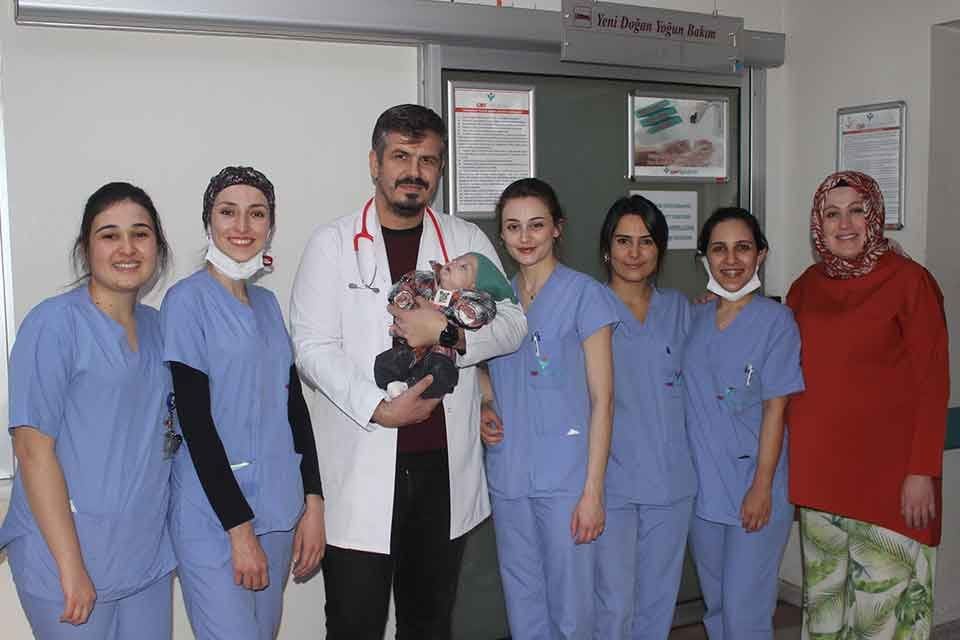 Manisa'nın Yunusemre il&ccedil;esinde, gebeliğin 24'&uuml;nc&uuml; haftasında 710 gram olarak d&uuml;nyaya