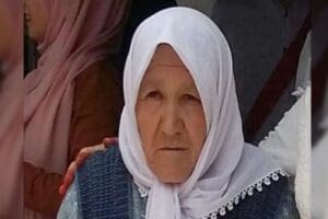 Acıpayam il&ccedil;esinde, yol kenarında y&uuml;r&uuml;rken otomobilin &ccedil;arptığı Kezban &Ouml;ğmen (72)