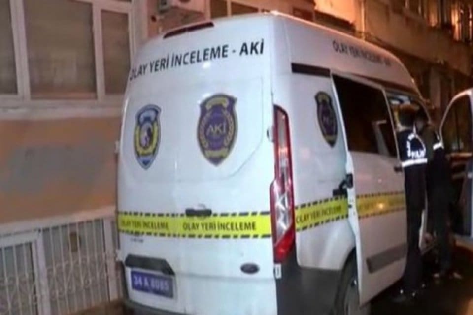 Fatih'te annesinden haber alamayan oğlu,yaşadığı eve gidince cansız bedeni ile
