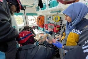 Depremden etkilenen Gaziantep'in İslahiye il&ccedil;esinde 17 yaşındaki &Uuml;nzile Sevimli, bina