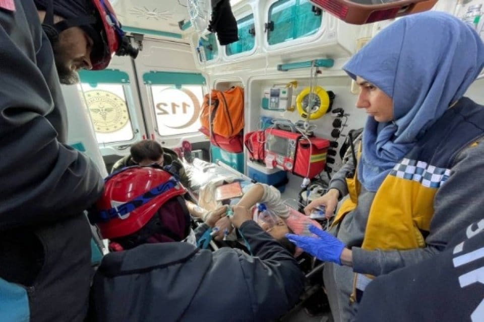 Depremden etkilenen Gaziantep'in İslahiye il&ccedil;esinde 17 yaşındaki &Uuml;nzile Sevimli, bina