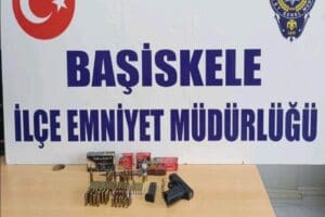 Kocaeli&rsquo;nin Başiskele il&ccedil;esinde 8 farklı su&ccedil;tan aranması bulunduğu sırada ateşli
