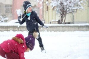Kar yağışı nedeniyle&nbsp;8 kentin bazı il&ccedil;elerinde bug&uuml;n y&uuml;z y&uuml;ze eğitim